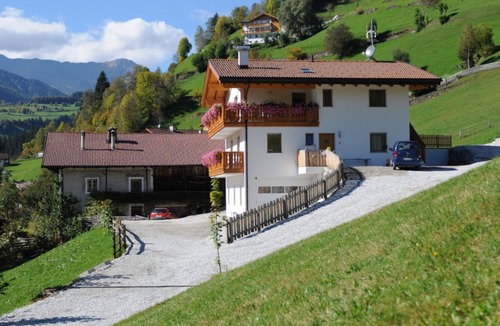 Mareta Apartment | Apartment 'Sultan' with Mountain View, Shared Pool and Wi-Fi