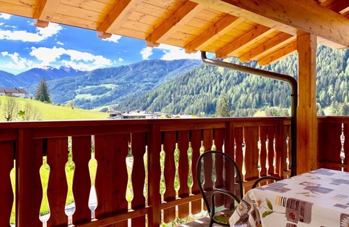 Mareta Apartment | Apartment 'Sunny' with Mountain View, Shared Pool and Wi-Fi