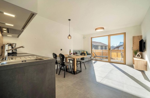 Lana Apartment | Apartment "Sunnig - Sonennschein" with Mountain View, Balcony & Wi-Fi