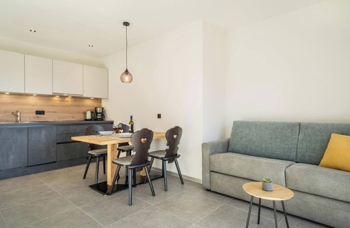 Lana Apartment | Apartment "Sunnig - Sonennschein" with Mountain View, Balcony & Wi-Fi