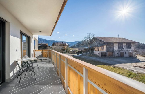 Lana Apartment | Apartment "Sunnig - Sonennschein" with Mountain View, Balcony & Wi-Fi