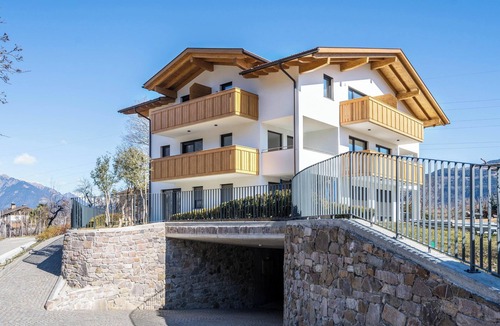 Lana Apartment | Apartment "Sunnig - Sonnenaufgang" with Mountain View, Balcony & Wi-Fi