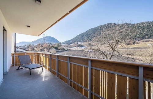 Lana Apartment | Apartment "Sunnig - Sonnenaufgang" with Mountain View, Balcony & Wi-Fi