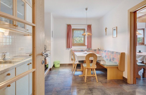 Santa Valburga Apartment | Apartment Vergissmeinnicht 15 with Mountain View and Wi-Fi