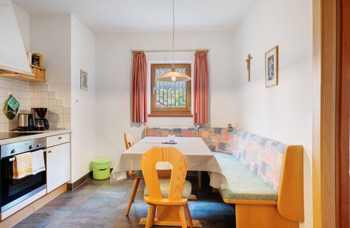Santa Valburga Apartment | Apartment Vergissmeinnicht 15 with Mountain View and Wi-Fi