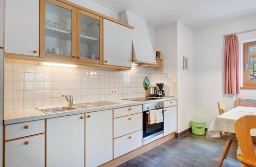 Santa Valburga Apartment | Apartment Vergissmeinnicht 15 with Mountain View and Wi-Fi