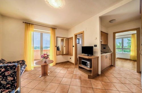 Lana Apartment | Apartment "Weinsepphof 2" with Mountain View, Pool, Wi-Fi, Garden & Balcony