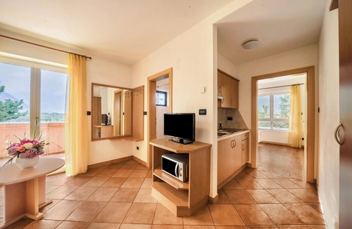 Lana Apartment | Apartment "Weinsepphof 2" with Mountain View, Pool, Wi-Fi, Garden & Balcony