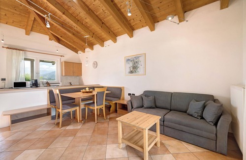Lana Apartment | Apartment "Weinsepphof 5" with Mountain View, Pool, Wi-Fi, Garden & Balcony