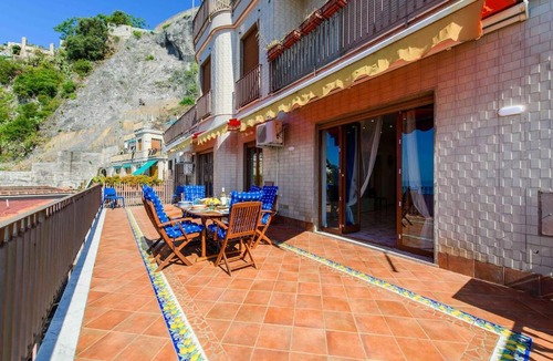 Vietri sul Mare House | Apartment with panoramic terrace 100 meters from the sea