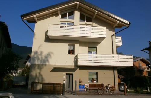 Baselga di Pine Apartment | Appartamento luminoso, giardino, vista Dolomiti.