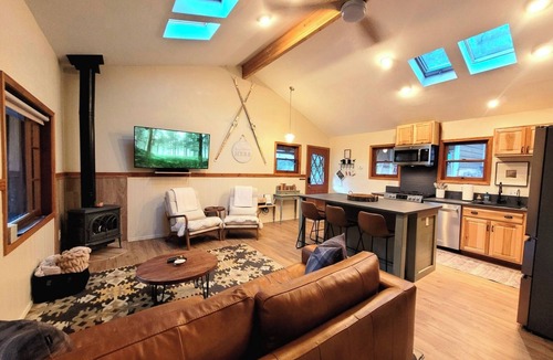 Kohls Ranch Cabin | Applecross Cottage at Tonto Creek~Hike, Explore, Hot Tub, Repeat!