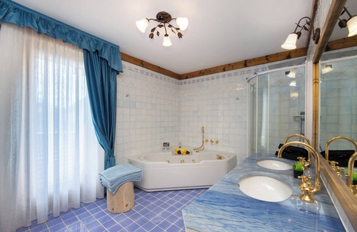 Pinzolo Ski Chalet | Apt "Overland": alpine panorama with park and biolago