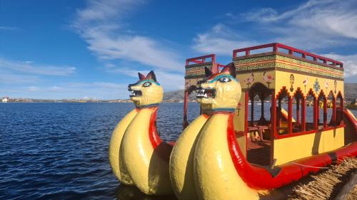 Puno Cabin | Atardecer Dorado en Uros & Titicaca Lodge Peru