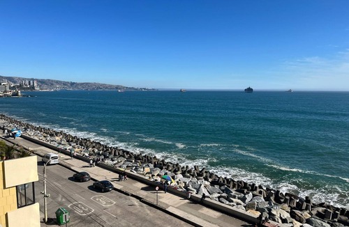 Vina del Mar Apartment | Avenida Perú facing the sea, remodeled with parking, for 8 people.