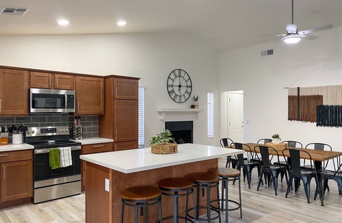 Glendale House | ❃Beat the heat in our private pool! 4BD/2BA! Arcade Games!❃