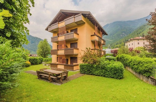 Carisolo Apartment | Beautiful apartment for 6 people with WIFI, TV and balcony