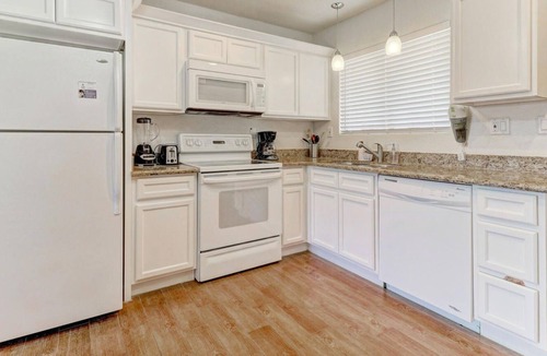 Fashion Square Condo | Beautiful Condo w/ Pool Next to Fashion Square!