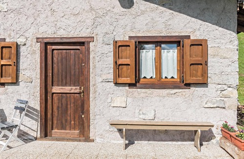 Roncone Ski Chalet | Beautiful Holiday Home “Baita Rustica immersa nel verde” with Mountain View