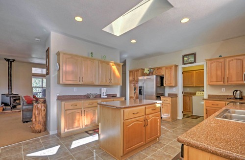 Kanab Cottage | Beautiful Kanab Home w/Yard - Walk to Restaurants