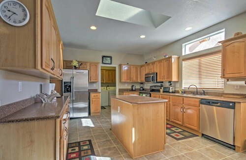 Kanab Cottage | Beautiful Kanab Home w/Yard - Walk to Restaurants