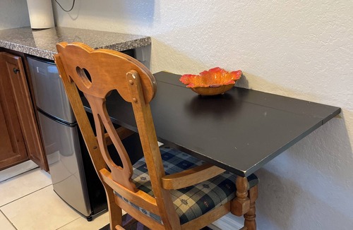 Tamiami House | Beautiful one bedroom and one bath inside a family home Very nice for students