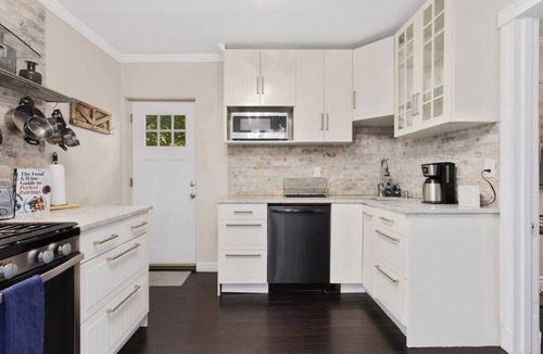 Southmoreland House | Beautifully Decorated Condo 10