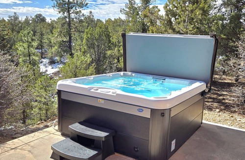 Zion National Park East Entrance Cabin | Best Views, Hot Tub, Game Room! 10 minutes to Zion