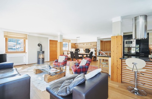 La Villa Ski Chalet | Big, open plan, family friendly chalet near to walks, cycling & local amenities