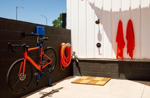Kanab House | Biker's Paradise with Hot Tub Fire Pit EV Charger