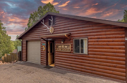 Christopher Creek Cabin | Bobcat Bunkhouse Cabin KING bed, WIFI, deck, full kitchen & BBQ-washer & dryer