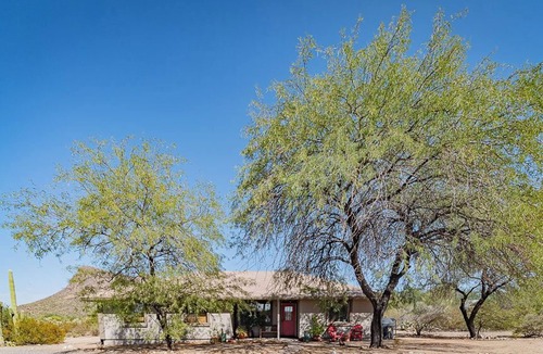 Picture Rocks House | Bohemian desert sanctuary with stunning views!