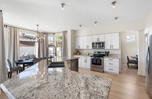 Chandler House | BRAND NEW Luxury 6BR Retreat Heated Pool Mini Putt Sleeps 18