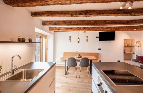 Kurtatsch an der Weinstraße Apartment | Brantenhof Design Apartment "Pomum" with Shared Garden, Sauna, Balcony & Wi-Fi