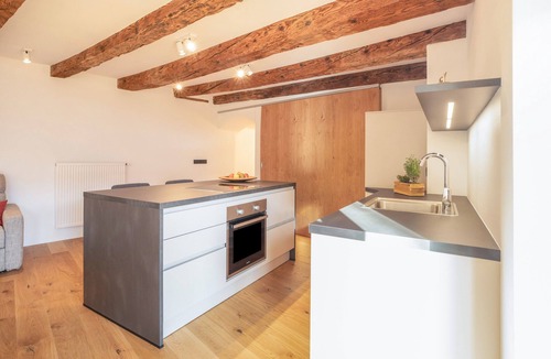 Kurtatsch an der Weinstraße Apartment | Brantenhof Design Apartment "Pomum" with Shared Garden, Sauna, Balcony & Wi-Fi
