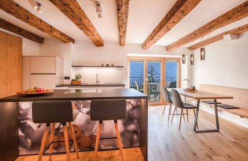 Kurtatsch an der Weinstraße Apartment | Brantenhof Design Apartment "Pomum" with Shared Garden, Sauna, Balcony & Wi-Fi