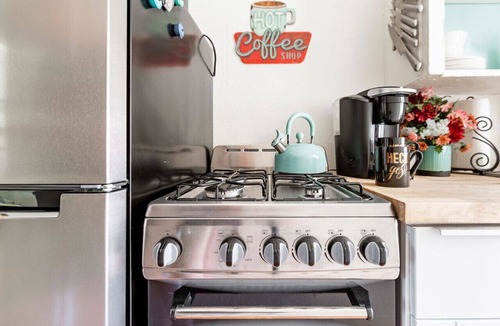 Iron Horse Historic District Apartment | Breezy 1BR Retreat Walk to UofA