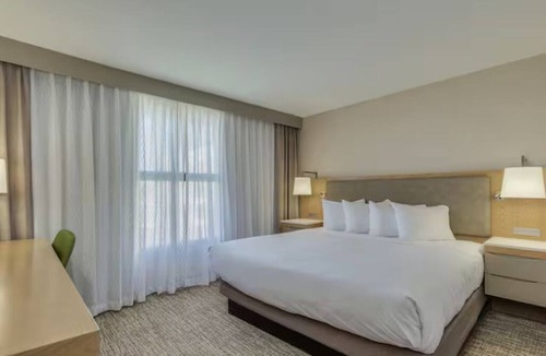 Chandler Hotel | Bright Guest Room by Chandler Fashion Center + Local Dining – 2 Miles!