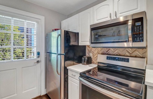 Historic District - North Apartment | Bright, Modern Carriage House off Crawford Square by Lucky Savannah