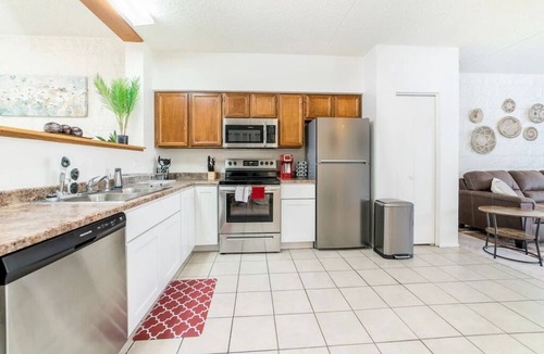 Dietz Condo | Bright, Quiet 2BD/2BA Eastside Condo w Pool & Parking - Low Summer Rates! 🌞