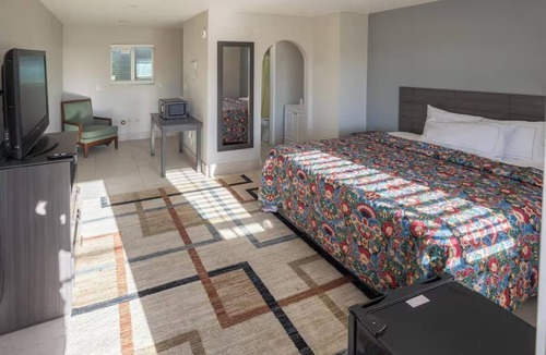 Mesa Hotel | Budget-Friendly w/One Queen Deluxe Near Phoenix Convention Center