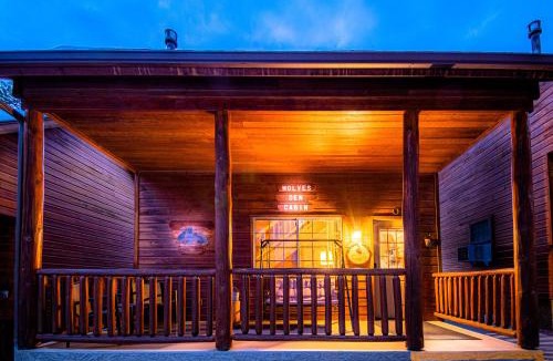 Christopher Creek Resort | Cabin #4 The Wolves Den - Pet Friendly- Sleeps 6 - Playground & Game Room