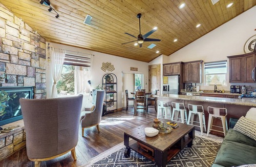 Strawberry Cottage | Cabin w/Hot Tub Near Gila National Forest