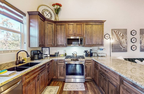 Strawberry Cottage | Cabin w/Hot Tub Near Gila National Forest