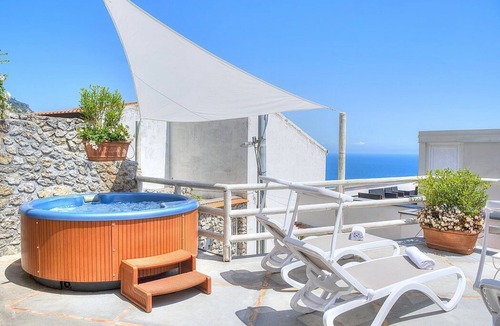 Praiano House | Casa Eulalia: A bright and sunny independent house which faces the sun and the sea, with Free WI-FI.