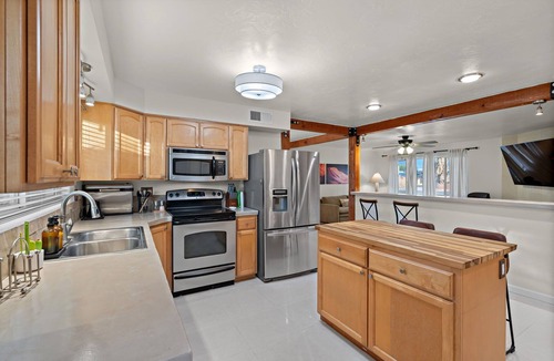 Tucson House | Casa Serena Pool, Spa, Putting Green & Yoga Room