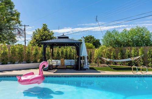 Mesa House | Casa Tropical - Sleeps 16 - Huge Pool - Near ASU, Phoenix & Scottsdale