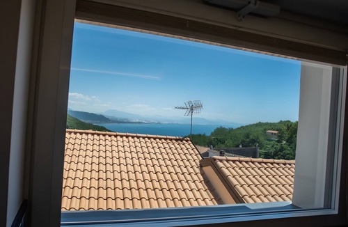Dragonea House | Casa Vacanze 'Rosaria Sea View' with Sea View, Wi-Fi, and Air Conditioning