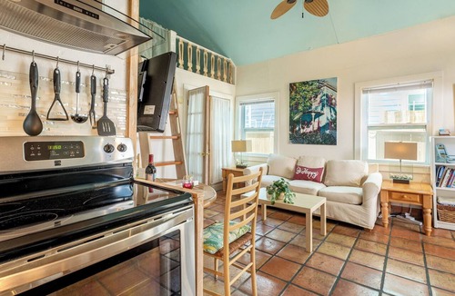 Uptown - Upper Duval Cottage | Casita de Catherine by Avantstay 1 Block to Duval St w/Hot Tub!