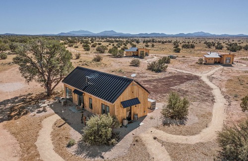 Valle Cabin | Casita Queen bed, private bath and kitchenette